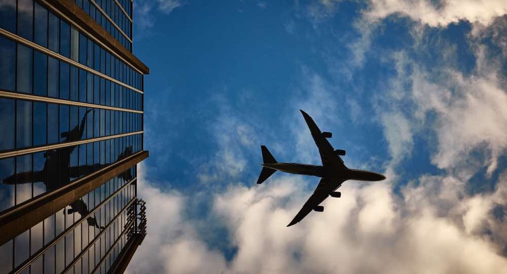 Find out how travelers secure Business Class Flight Deals before prices go up. Use smart booking methods and travel hacks to save more.